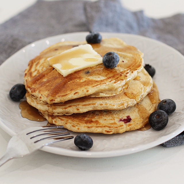 Add these healthy Oatmeal Pancakes to your list of quick, kid-approved whole grain breakfasts! oatmeal pancakes