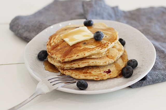 Add these healthy Oatmeal Pancakes to your list of quick, kid-approved whole grain breakfasts! oatmeal pancakes