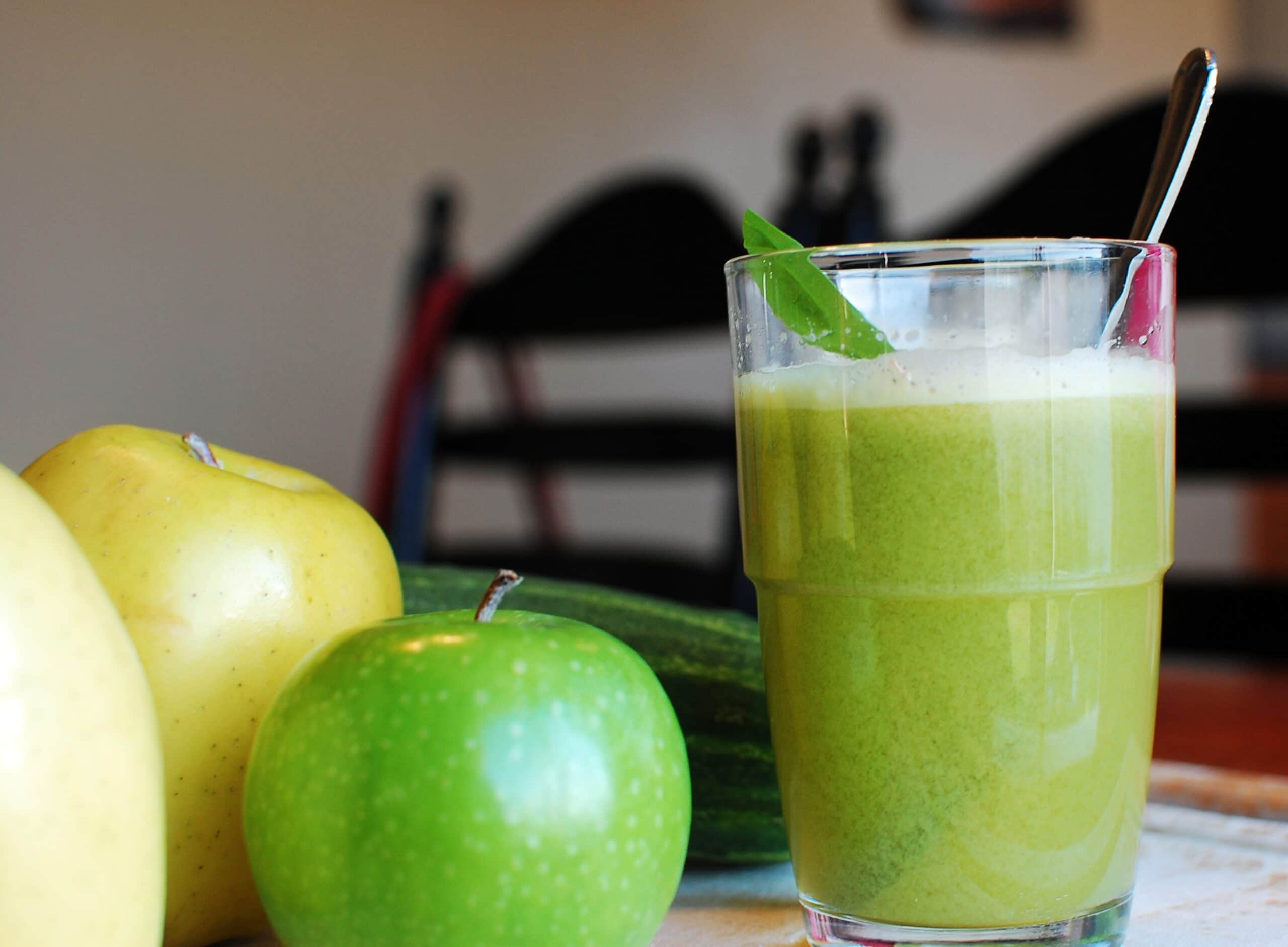 Juicing with a Ninja Blender {grapefruit-apple-carrot juice}