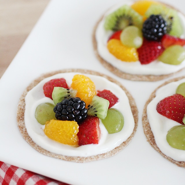 Not your traditional sugar-laden cookie! This healthy fruit pizza recipe takes ten (no-cook!) minutes to make and features wholesome ingredients you can feel good about serving. healthy fruit pizzas with greek yogurt frosting