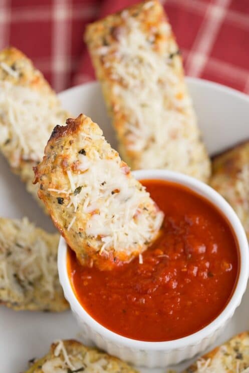 How to make Cheesy Cauliflower Breadsticks dipped in marinara sauce, Cheesy Cauliflower Dippers