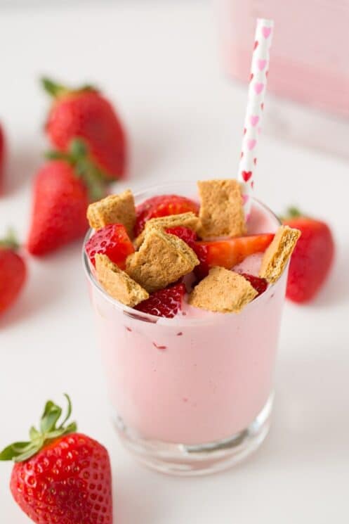 Strawberry Cheesecake Smoothie for kids, perfect for Valentine's Day! Strawberry Cheesecake Smoothie