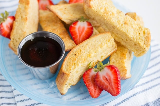 french toast sticks with fresh berries and syrup for dipping