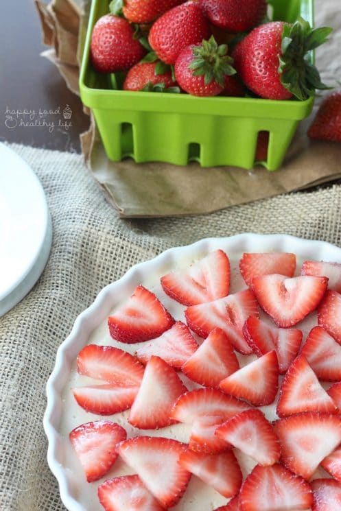 Healthy No-Bake Strawberry Tart - The perfect treat for summer parties - full of healthy real ingredients! 