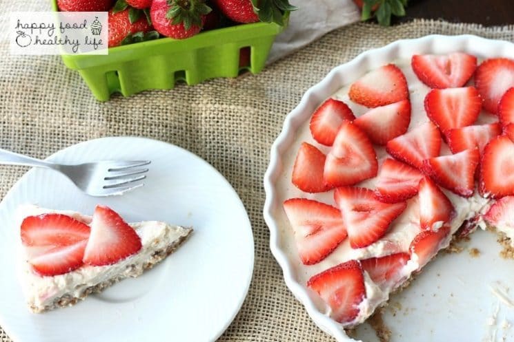 Healthy No-Bake Strawberry Tart - The perfect treat for summer parties - full of healthy real ingredients!