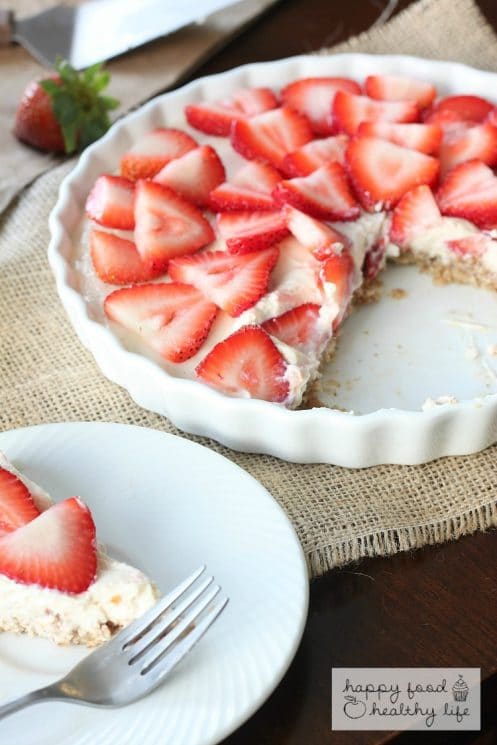 Healthy No-Bake Strawberry Tart - The perfect treat for summer parties - full of healthy real ingredients!