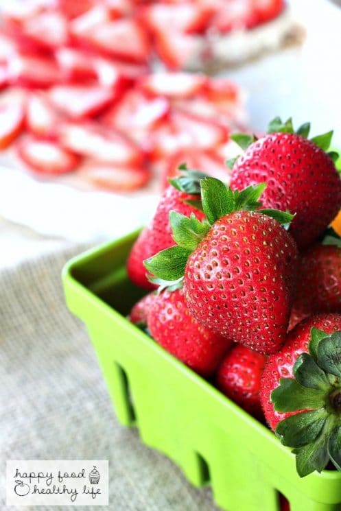 Healthy No-Bake Strawberry Tart - The perfect treat for summer parties - full of healthy real ingredients! 