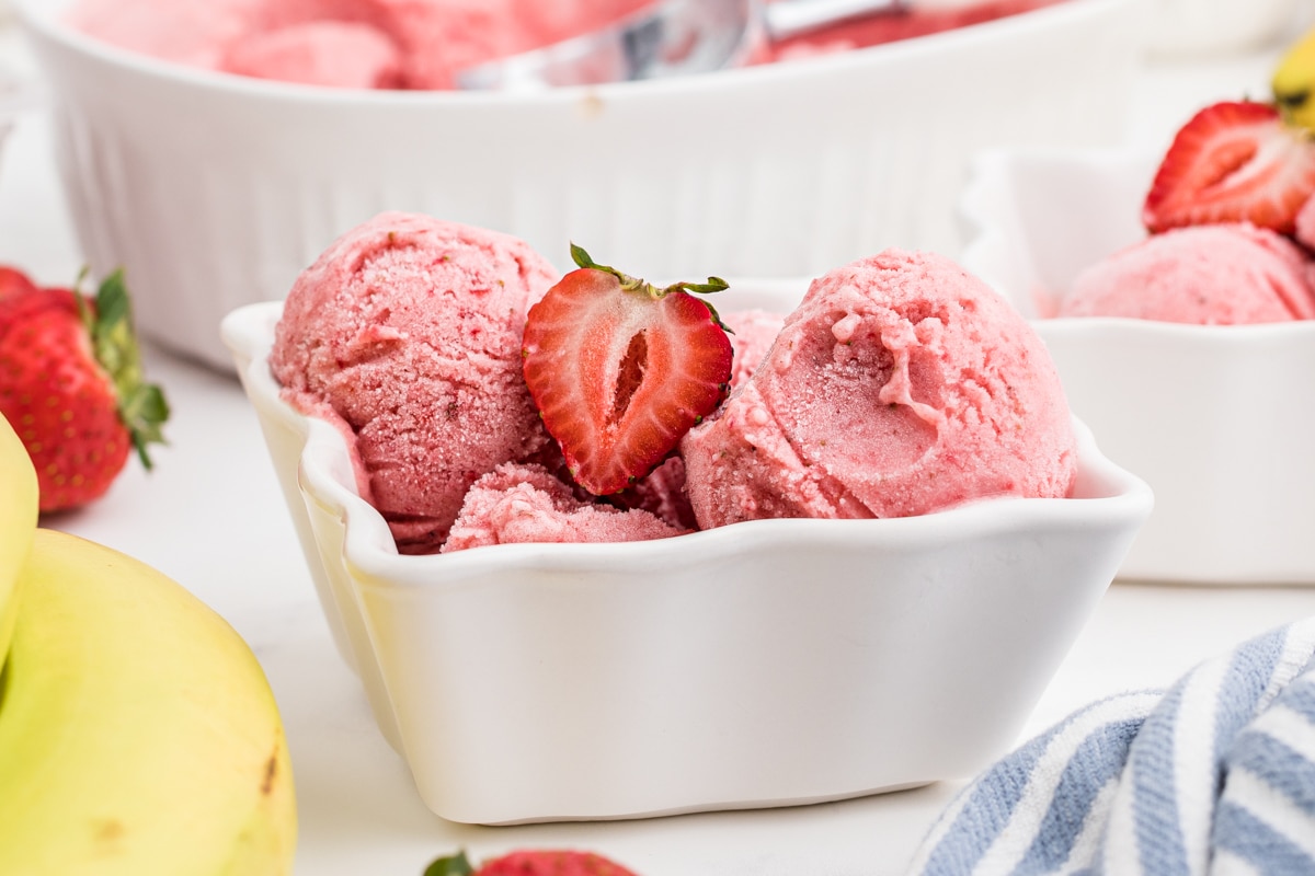 Strawberry Banana Frozen Yogurt