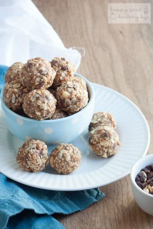 Peanut Butter Chocolate No-Bake Granola Bar Bites. Perfect for on-the-go snacking or school lunchboxes! www.superhealthykids.com