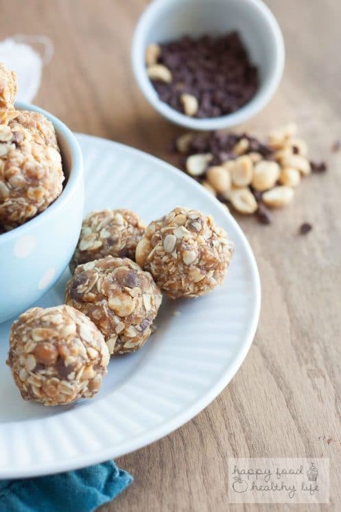 Peanut Butter Chocolate No-Bake Granola Bar Bites. Perfect for on-the-go snacking or school lunchboxes! www.superhealthykids.com