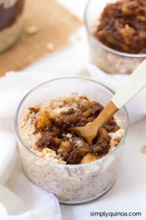 Apple Pie Overnight Oats + Quinoa - a simple, healthy and absolutely delicious way to start the day. www.superhealthykids.com