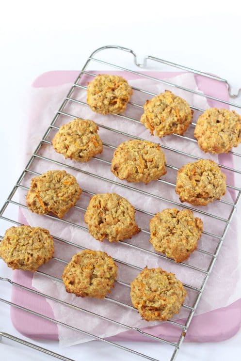 Healthy Carrot & Apple Breakfast Oat Cookies. Healthy oat breakfast cookies made with both fruits and veggies! No added sugar and perfectly delicious for an on the go breakfast! www.superhealthykids.com 