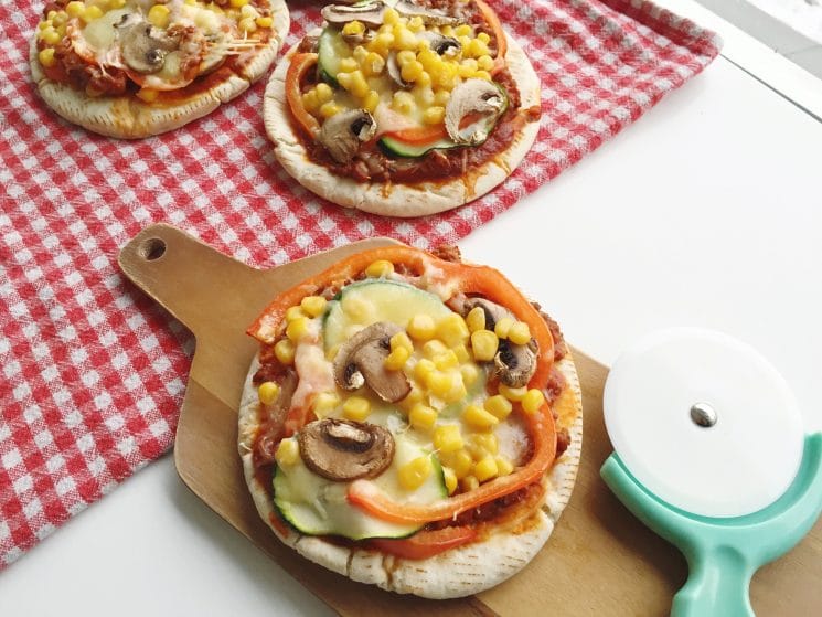 pita pizzas topped with veggies