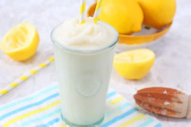 Chick-Fil-A Copycat! A delicious and refreshing recipe for homemade Frosted Lemonade made a little healthier! www.superhealthykids.com 