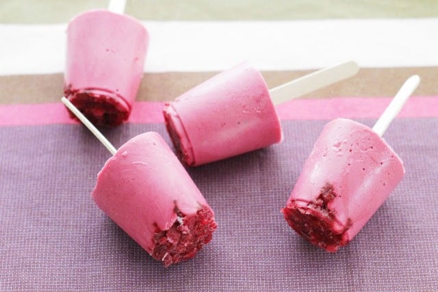 These raspberry cheesecake freezer pops are the perfect healthy treat to have in your freezer this summer! www.superhealthykids.com