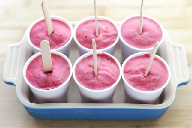 These raspberry cheesecake freezer pops are the perfect healthy treat to have in your freezer this summer! www.superhealthykids.com