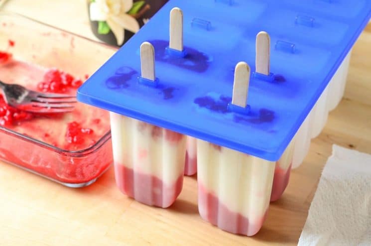 Creamy Raspberry Lemonade Popsicles. Sweet vanilla bean mixed with tart raspberry and lemon. www.superhealthykids.com