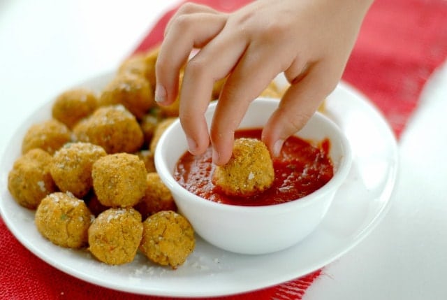 Quinoa Pizza Bites :: These power packed little pizza bites are loaded with balanced protein, antioxidant rich veggies, and with a big pizza flavor, the kids will never know! www.superhealthykids.com
