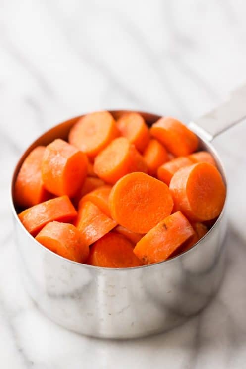 No-Bake Carrot Cake Bites -- a healthy, kid-friendly snack that is secretly packed with veggies and still tastes like dessert!