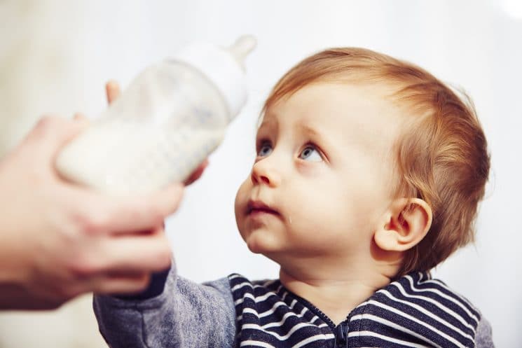  Bebés alimentados con biberón: Por qué y cuándo destetar