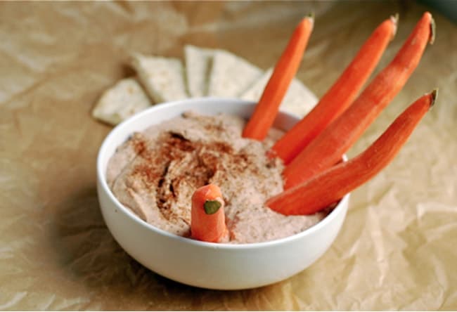 Hummus con dedos de zanahoria