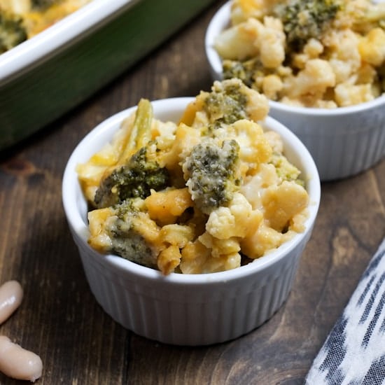 pequeños cuencos blancos rellenos de queso, brócoli y cazuela de coliflor