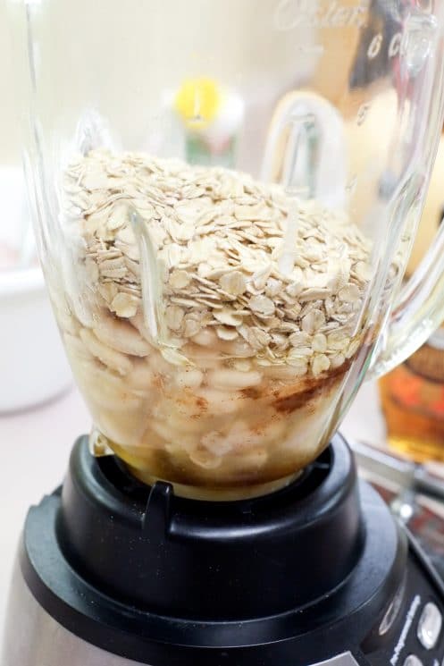 The bean and oat mixture is quickly mixed in a blender.