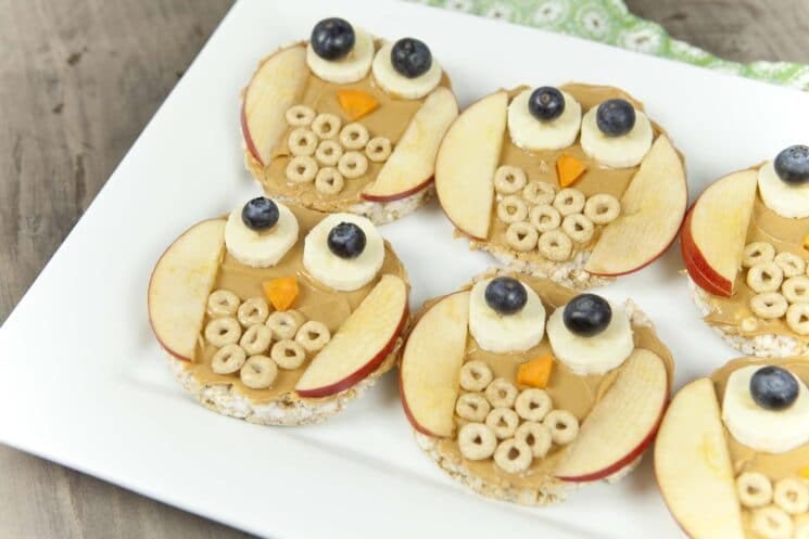 refrigerios saludables y comida divertida, comida divertida para niños: pasteles de arroz con búho, mantequilla de maní y fruta