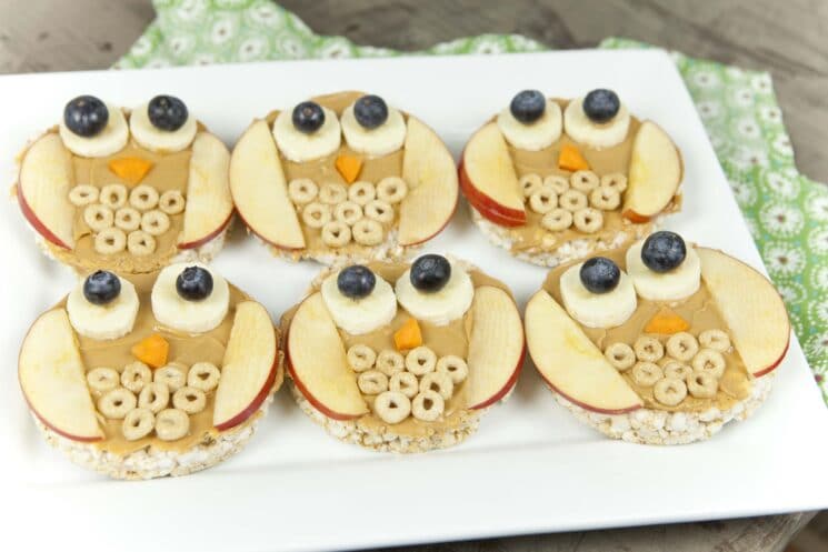 refrigerios saludables y comida divertida, comida divertida para niños: pasteles de arroz con búho, mantequilla de maní y fruta