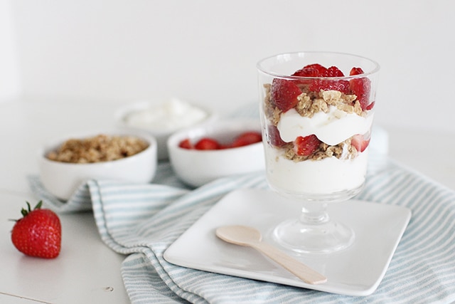 healthy yogurt parfait with berries