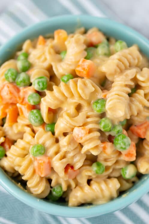 Cheese noodles with peas and carrots