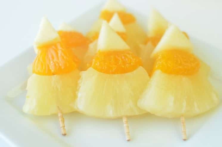 frutas dispuestas en palitos para que parezcan caramelos