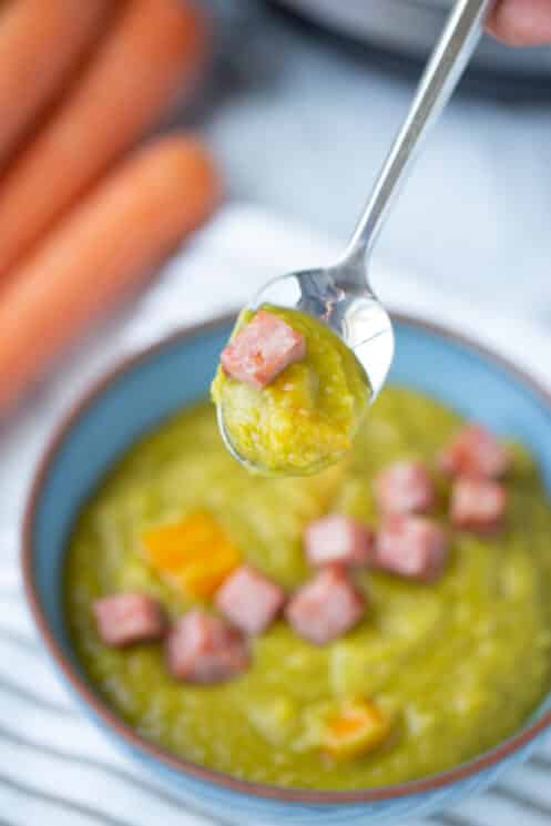 sopa de guisantes con jamón en una cuchara