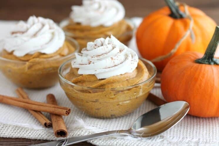 mousse de citrouille fouettée dans des plats en verre, avec de la crème fouettée