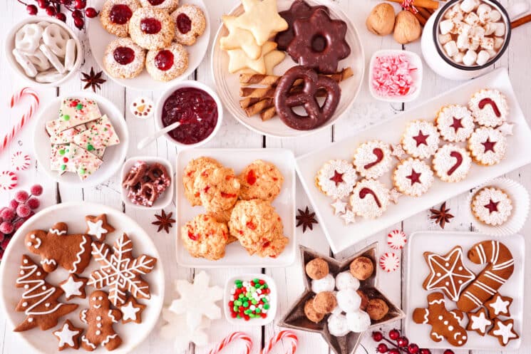 Una colección de galletas de Navidad en una mesa blanca. Esta comida de fiesta no se ve saludable