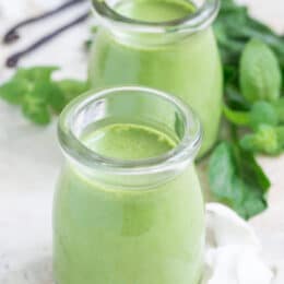 Green smoothie with mint and spinach