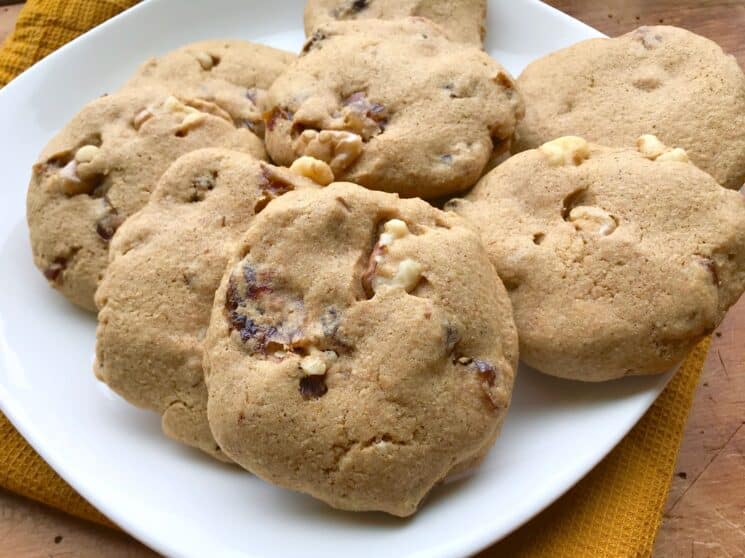 galletas de ermitaño con dátiles y nueces asomando