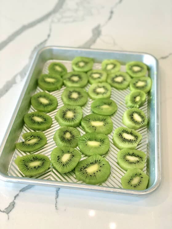 Sliced ​​kiwi fruit on a tray