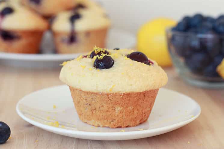 Muffin de limón y arándanos en un plato