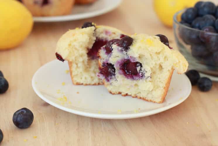 Muffin saludable de limón y arándanos dividido por la mitad en un plato