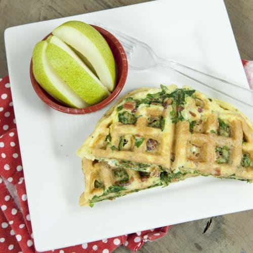 Waffle with spinach and bacon served with pears on the side