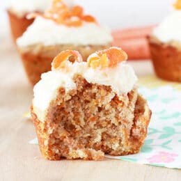 Cerca de un muffin de pastel de zanahoria con un bocado eliminado