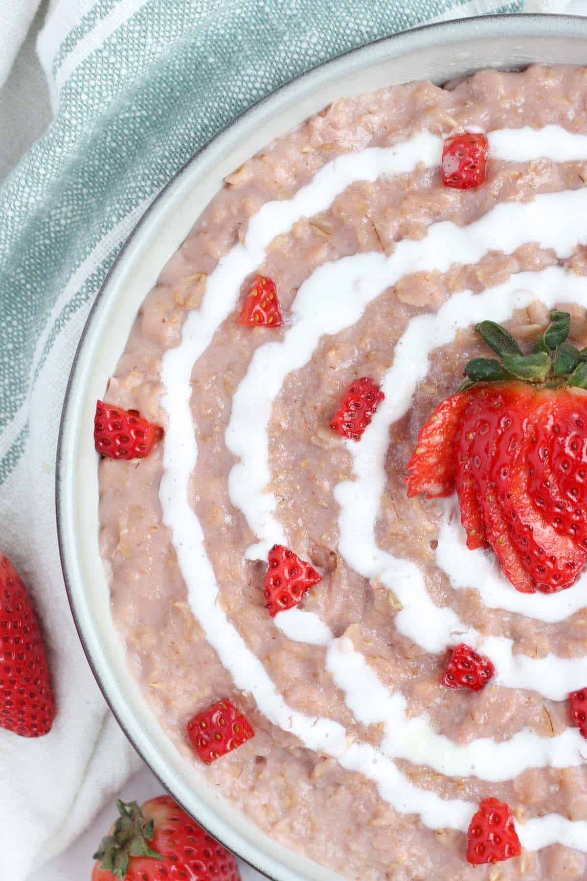 serving of oatmeal with sliced ​​strawberries and cream