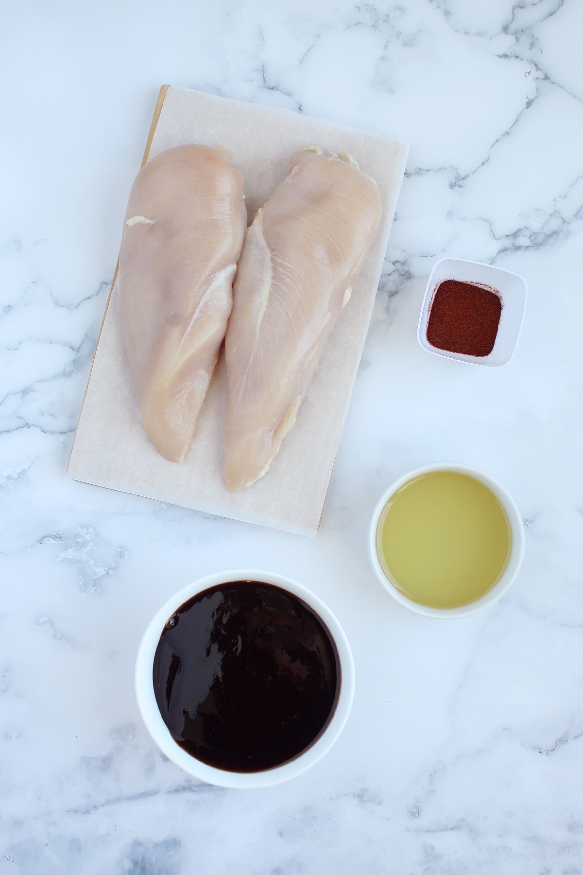 Ingredients needed to make juicy bbq chicken breasts.