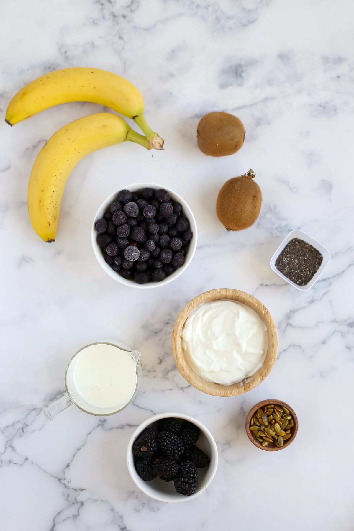 Ingredients you need to make a ،y smoothie bowl.