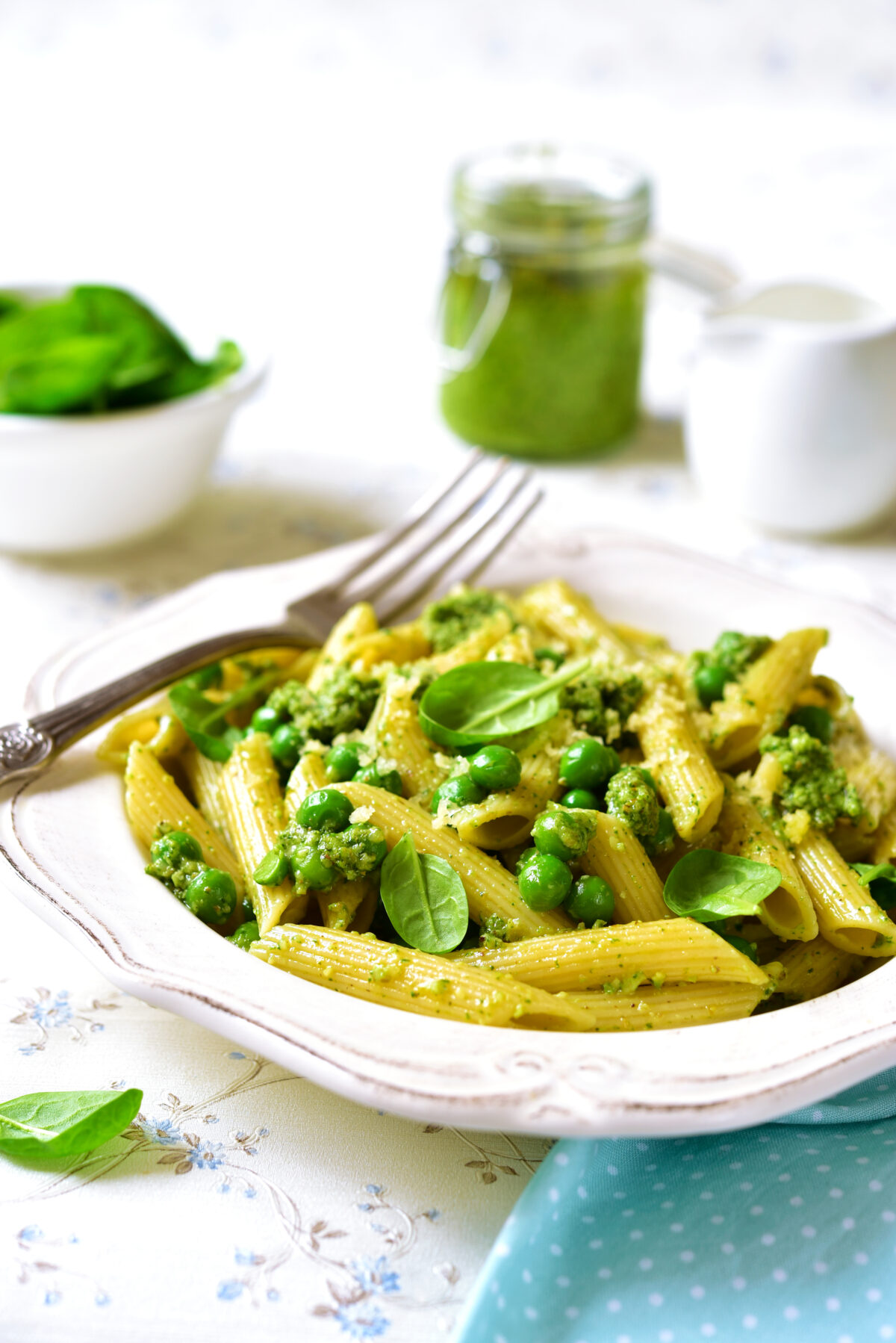 Spring penne with spinach pesto and green pea
