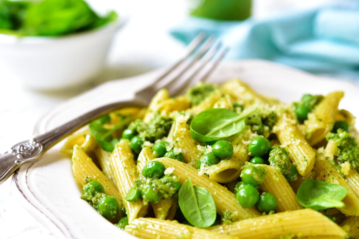 Spring penne with spinach pesto and green peas