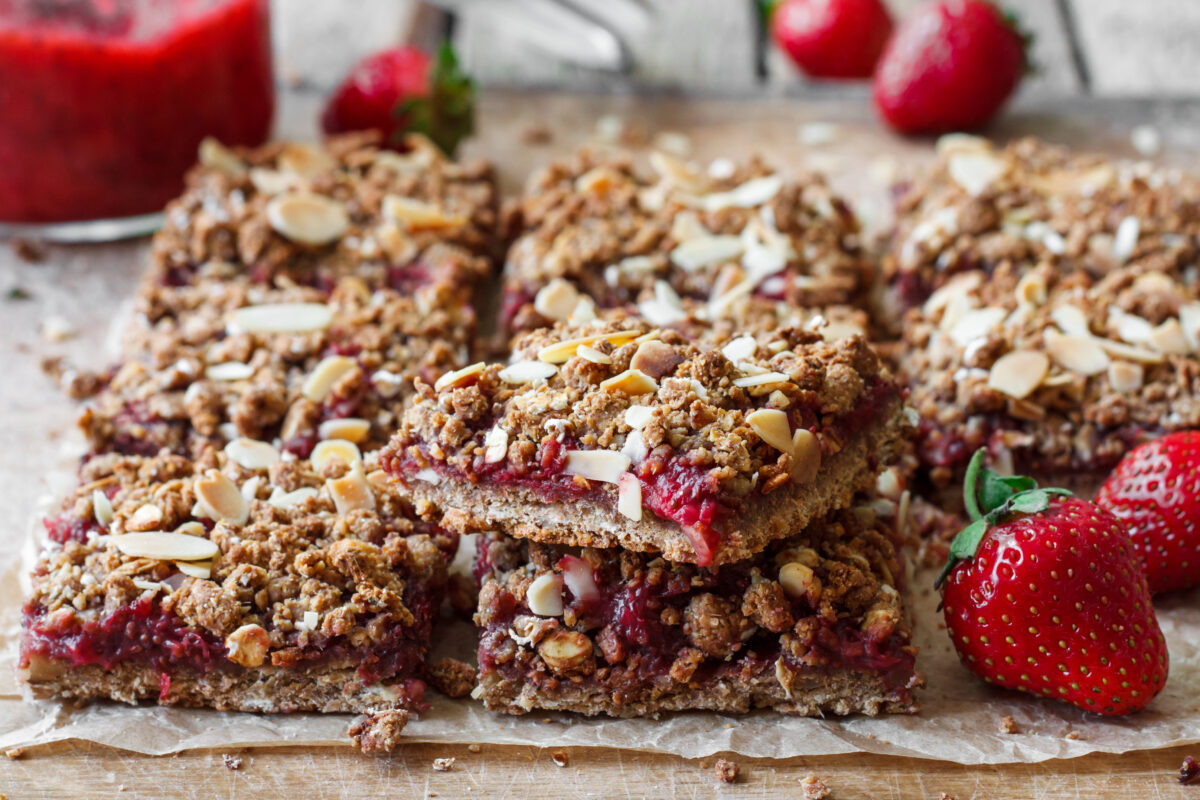 strawberry oat bars with sliced almonds 