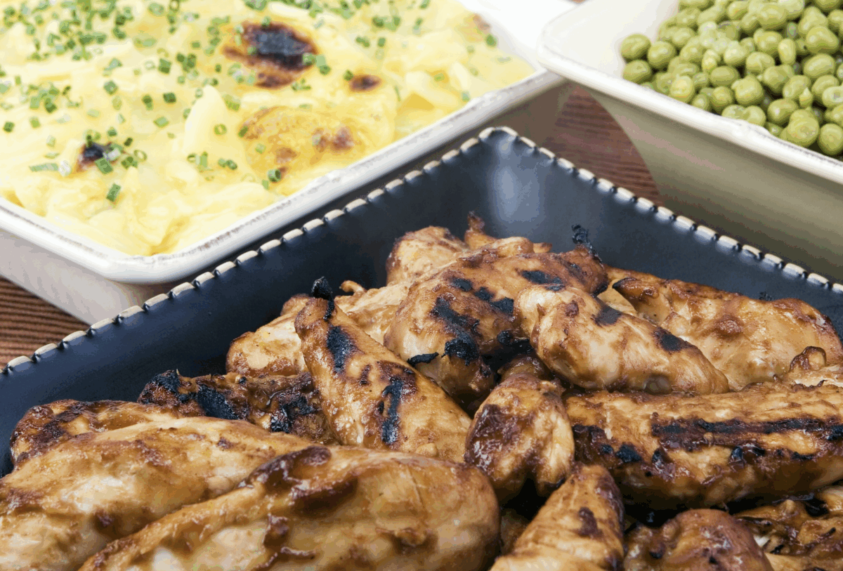 grilled chicken tenders with manti marinade served with potatoes and peas