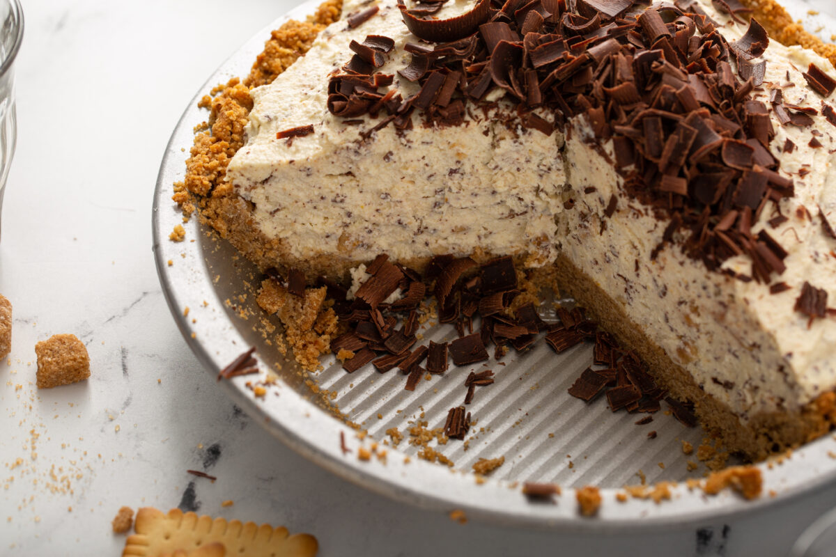 toffee ice cream pie with chocolate shavings
